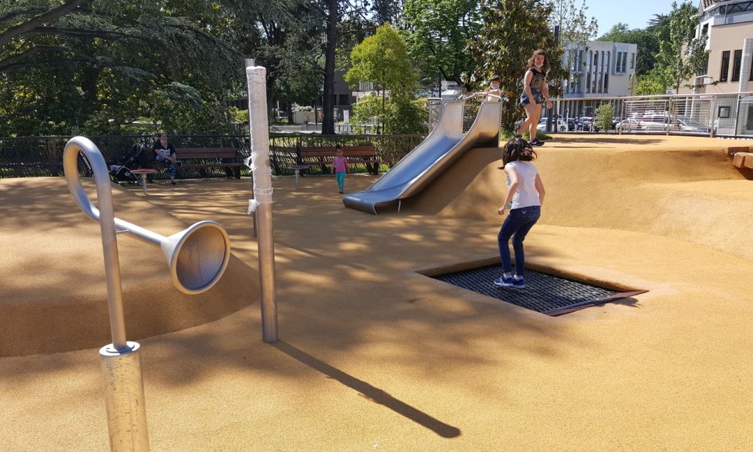 Quel revêtement de sol extérieur choisir pour une aire de jeux sécurisée